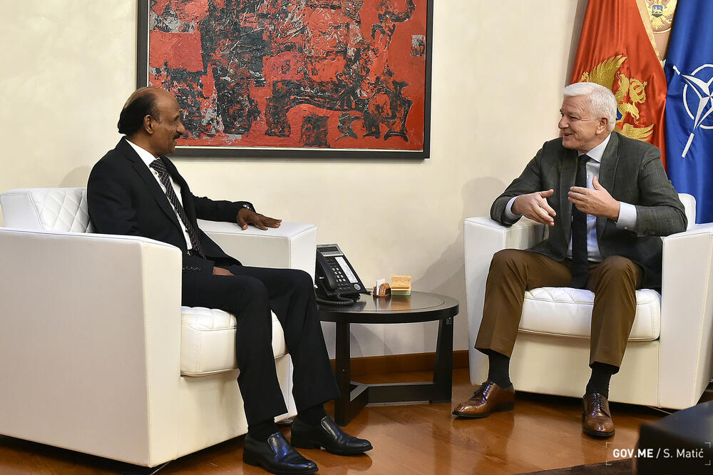 Sa sastanka, Foto: Saša Matić