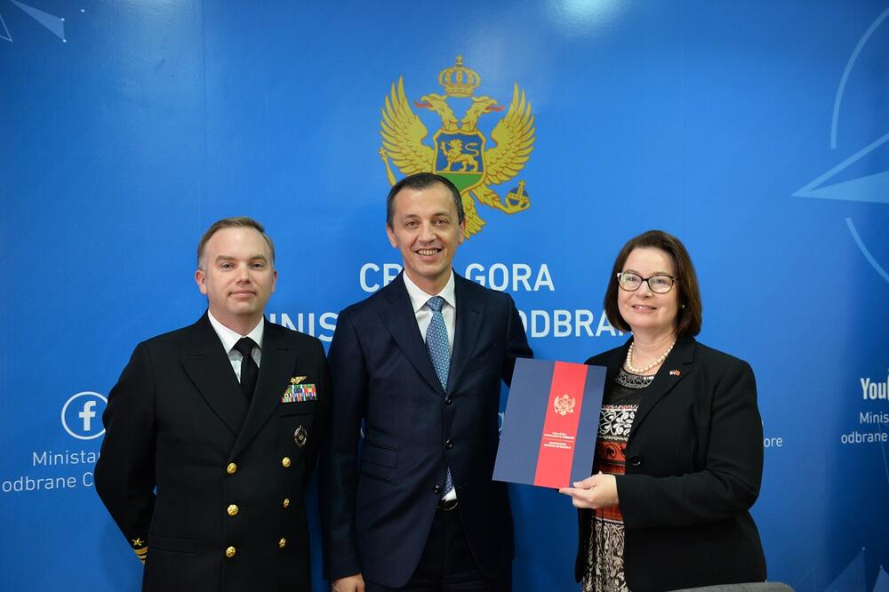 Sa potpisivanja ugovora, Foto: Ministarstvo odbrane