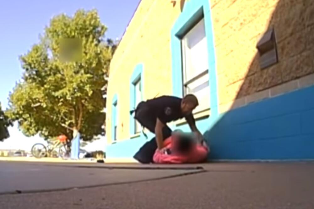 Policajac tuče djevojčicu, Foto: Screenshot/Youtube
