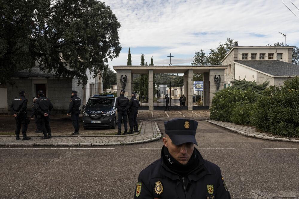 Posmrtni ostaci iznijeti iz bazilike u grandioznom mauzoleju "Dolina palih", Foto: Beta/AP