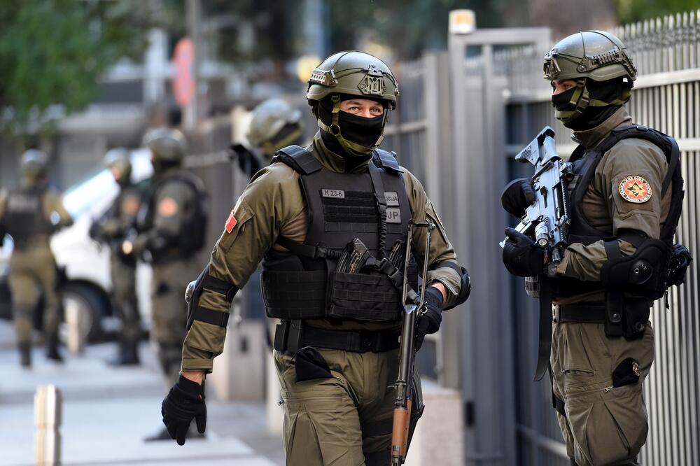 Elitni policajci obezbjeđivali zgradu suda tokom sjednice, Foto: Savo Prelević