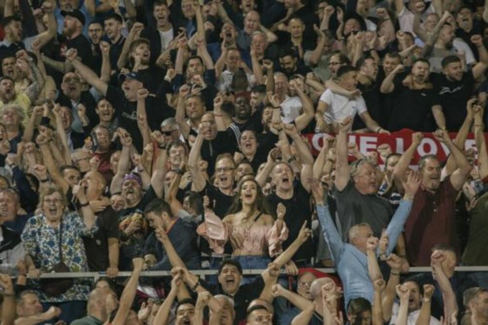 Navijači Mančester Junajteda na meču sa Partizanom, Foto: BBC/VLADIMIR ŽIVOJINOVIĆ