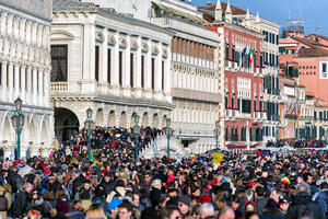 Venecija od sljedećeg jula turistima naplaćuje taksu za ulazak u...