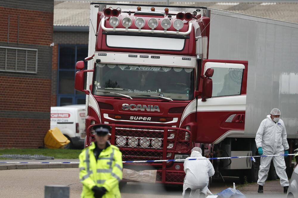 Kamion u kojem su nađena tijela, Foto: Alastair Grant/AP, Alastair Grant/AP