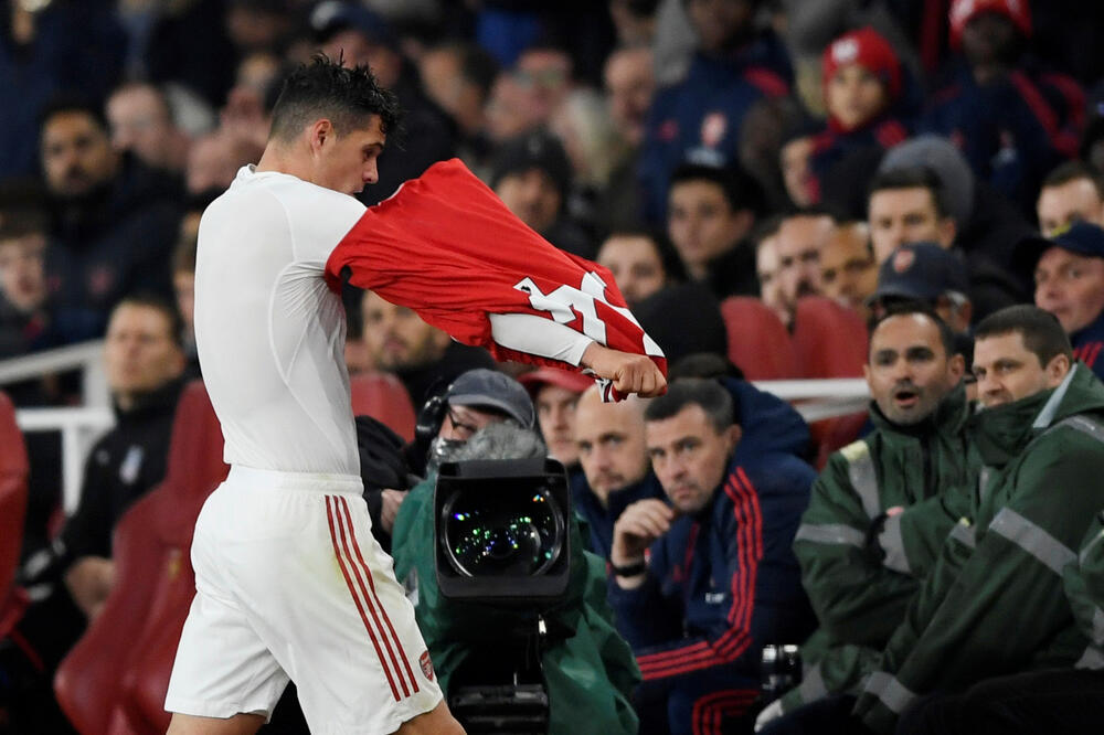 Granit Džaka skida dres, Foto: Reuters