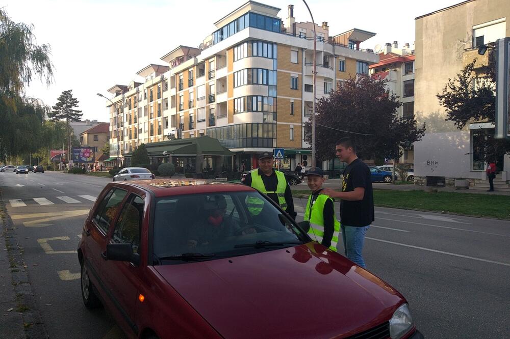 Vozače upozoravali na opasnost korišćenja mobilnih telefona u vožnji, Foto: Svetlana Mandić