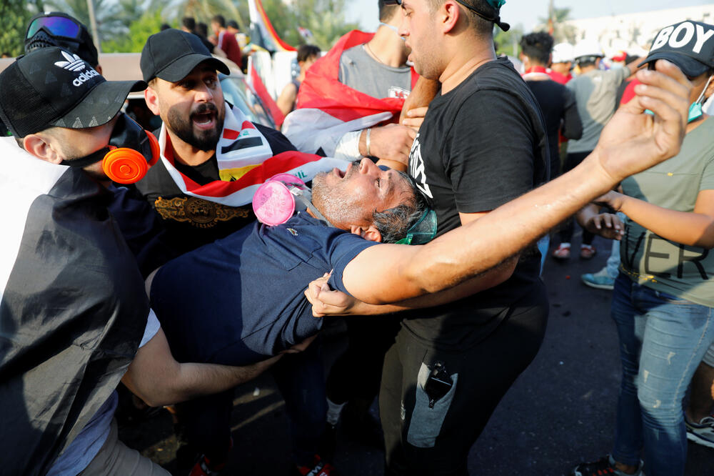 Sa protesta: Demonstranti nose čovjeka kojem je pozlilo od suzavca, Foto: Reuters