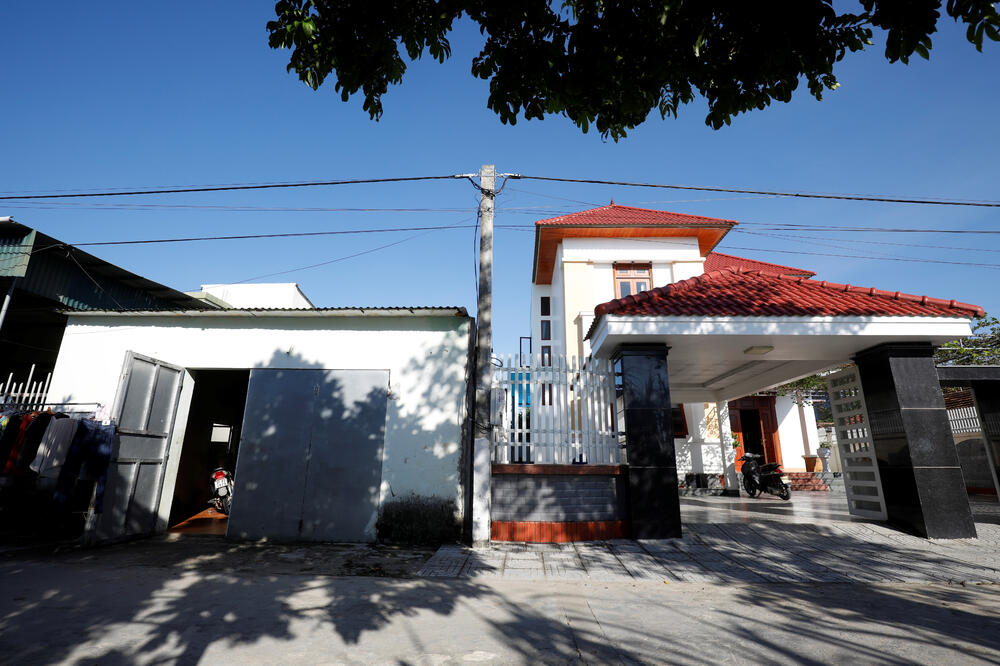 Vila Bui Čunga (desno), koji je radio u Britaniji, pored kuće svog rođaka, lokalnog varioca, Foto: Reuters