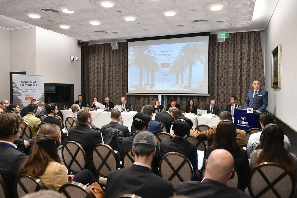 Predtenderska konferencija za dodjelu koncesije za aerodrome okupila predstavnike iz 33 kompanije: Juče u Podgorici, Foto: Saša Matić