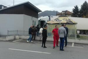 Bijelo Polje: Vozač šlepera probio zid kafane kod Volija