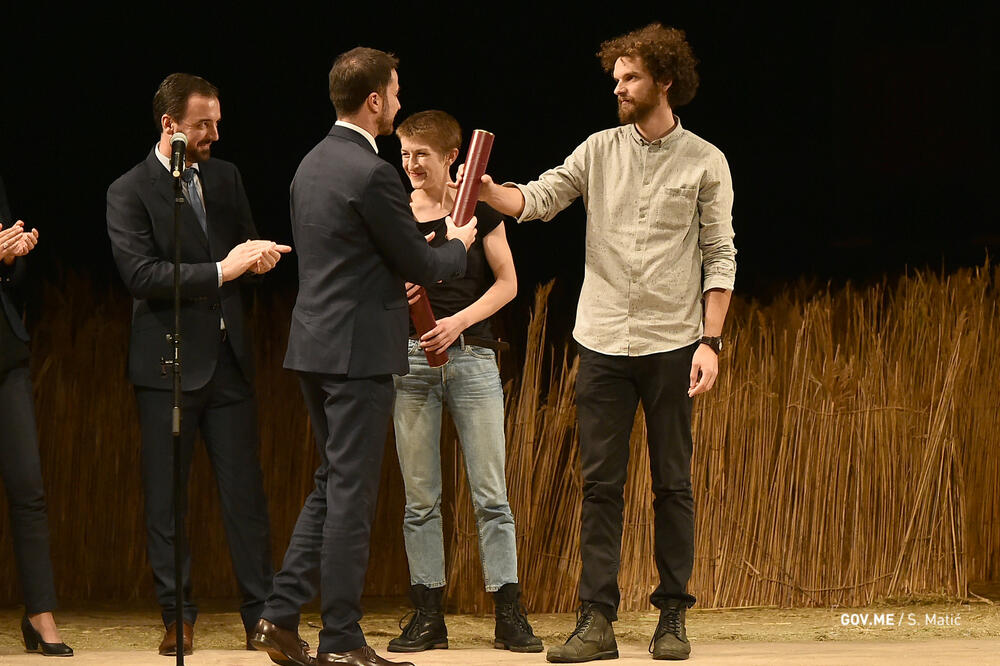 Ministar uručuje nagradu Đuroviću, Foto: Saša Matić