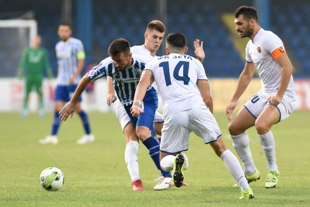 Igor Ivanović (Budućnost) u duelu sa Zetom u prvom krugu sezone, kada je bilo 1:1, Foto: Savo Prelević