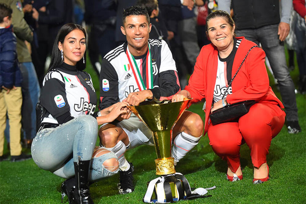 Ronaldo sa djevojkom Georginom i majkom Dolores