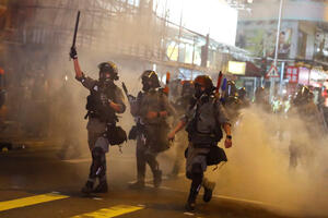U Hongkongu novi protesti, policija suzavcima i vodenim topovima...