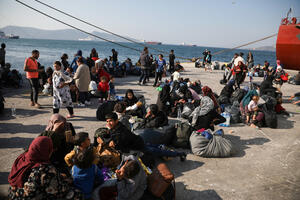 Grčka prebacuje migrante sa prenatrpanih ostrva na kopneni dio