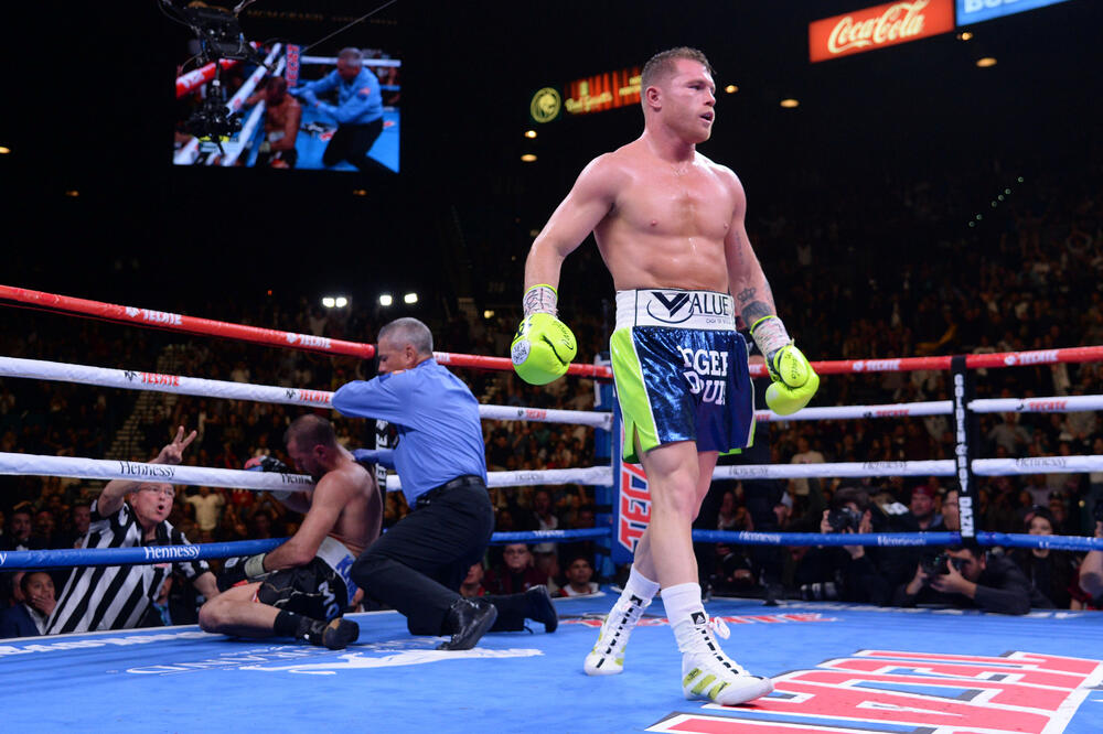 Kanelo Alvares u ringu, Kovalev na koljenima, Foto: USA TODAY Sports