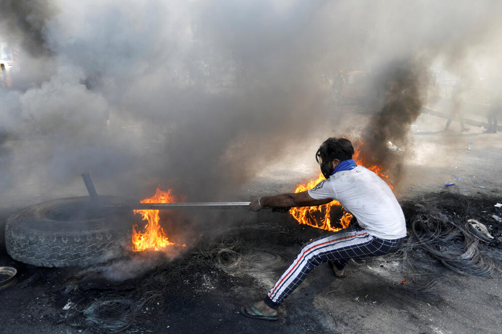 Blokirali puteve zapaljenim gumama i bodljikavom žicom, Foto: Reuters