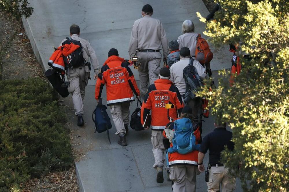Pripadnici odsjeka za pretragu i spašavanje okruga Kontra Kosta prilaze imanju u Orindi, Foto: EPA