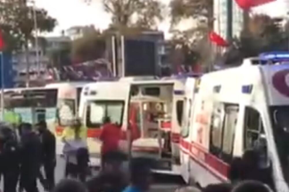 Nije poznato da li je vozač namjerno ili slučajno uletio autobusom među ljude, Foto: Screenshot/Youtube