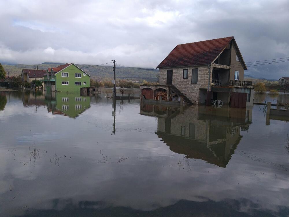 Obilna kiša izazvala je poplave na teritoriji Nikšića, a zbog velike količine vode na putu, zatvoren je saobraćaj preko Mokre Njive. Ne može se proći ni prkeo Brezovackog mosta.Pogledajte fotografije koje je zabilježila novinarka "Vijesti" Svetlana Mandić