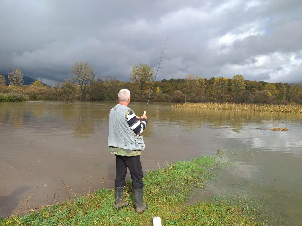 Obilna kiša izazvala je poplave na teritoriji Nikšića, a zbog velike količine vode na putu, zatvoren je saobraćaj preko Mokre Njive. Ne može se proći ni prkeo Brezovackog mosta.Pogledajte fotografije koje je zabilježila novinarka "Vijesti" Svetlana Mandić