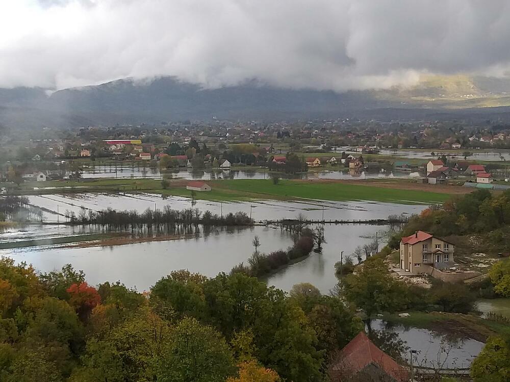 Obilna kiša izazvala je poplave na teritoriji Nikšića, a zbog velike količine vode na putu, zatvoren je saobraćaj preko Mokre Njive. Ne može se proći ni prkeo Brezovackog mosta.Pogledajte fotografije koje je zabilježila novinarka "Vijesti" Svetlana Mandić