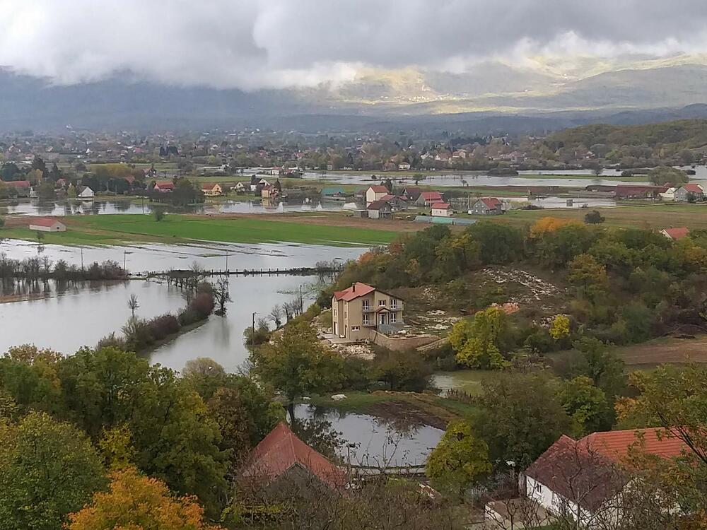 Obilna kiša izazvala je poplave na teritoriji Nikšića, a zbog velike količine vode na putu, zatvoren je saobraćaj preko Mokre Njive. Ne može se proći ni prkeo Brezovackog mosta.Pogledajte fotografije koje je zabilježila novinarka "Vijesti" Svetlana Mandić