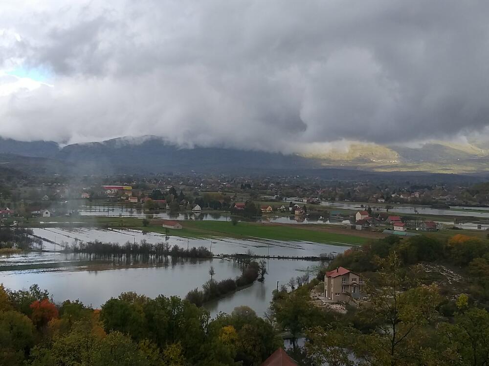 Obilna kiša izazvala je poplave na teritoriji Nikšića, a zbog velike količine vode na putu, zatvoren je saobraćaj preko Mokre Njive. Ne može se proći ni prkeo Brezovackog mosta.Pogledajte fotografije koje je zabilježila novinarka "Vijesti" Svetlana Mandić