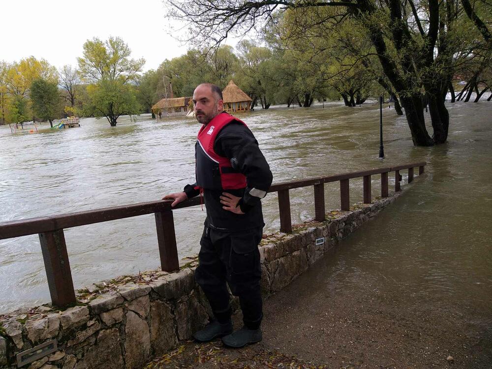 Obilna kiša izazvala je poplave na teritoriji Nikšića, a zbog velike količine vode na putu, zatvoren je saobraćaj preko Mokre Njive. Ne može se proći ni prkeo Brezovackog mosta.Pogledajte fotografije koje je zabilježila novinarka "Vijesti" Svetlana Mandić