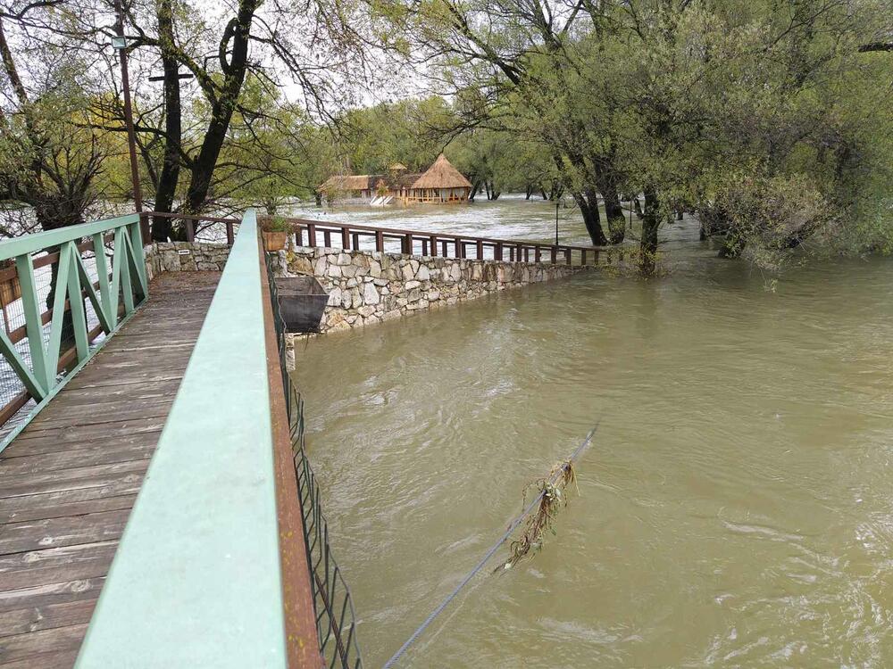Obilna kiša izazvala je poplave na teritoriji Nikšića, a zbog velike količine vode na putu, zatvoren je saobraćaj preko Mokre Njive. Ne može se proći ni prkeo Brezovackog mosta.Pogledajte fotografije koje je zabilježila novinarka "Vijesti" Svetlana Mandić