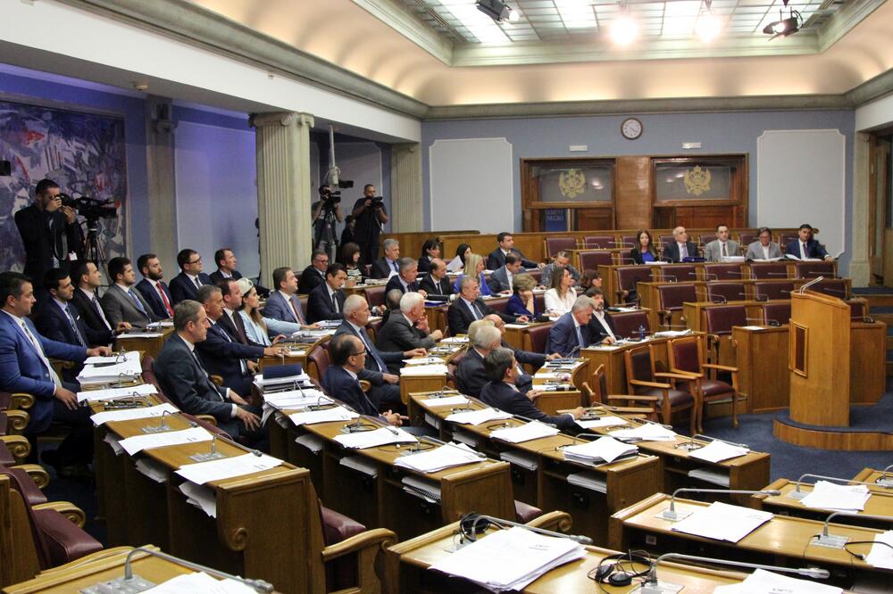 Poslanici vladajuće koalicije dobili bonuse za rad tokom bojkota opozicije, Foto: Filip Roganović