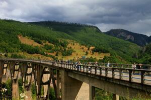 Udes na Đurđevića Tari: Vozilo sletjelo u ambis od 40 metera