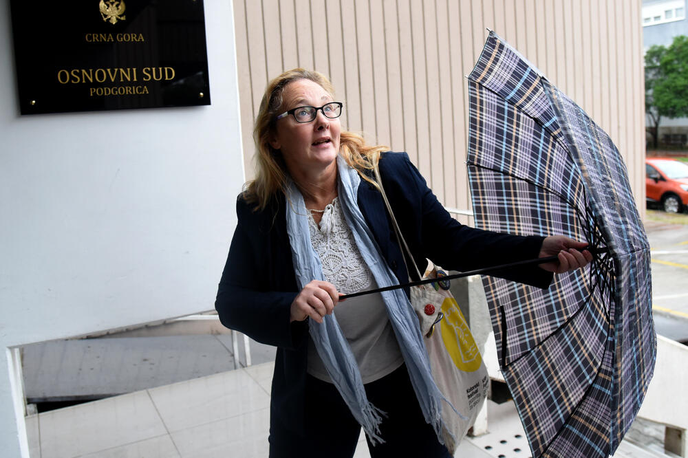 Pobrić juče ispred Osnovnog suda u Podgorici, Foto: Savo Prelević
