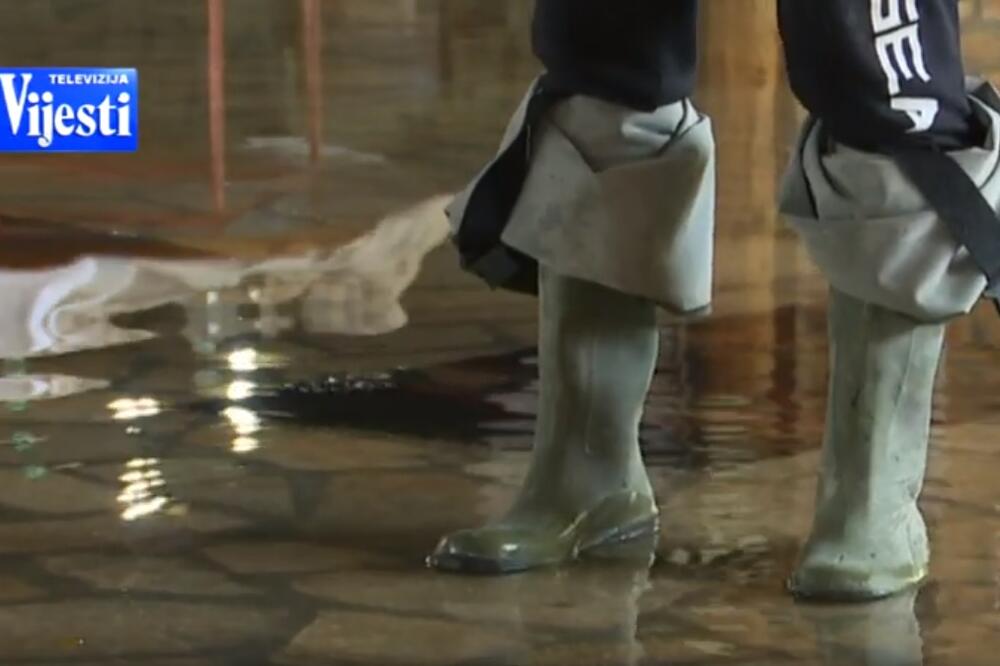 Dragutinović sada nemože  bez gumenih čizama da prođe kroz dio kuće koji je nekada bio konoba, Foto: Screenshot/TV Vijesti