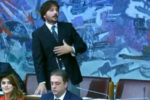 Prva kazna za DPS, DF drži korak