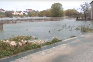Imanja u Mokroj njivi ponovo poplavljena, voda ušla i u kuće