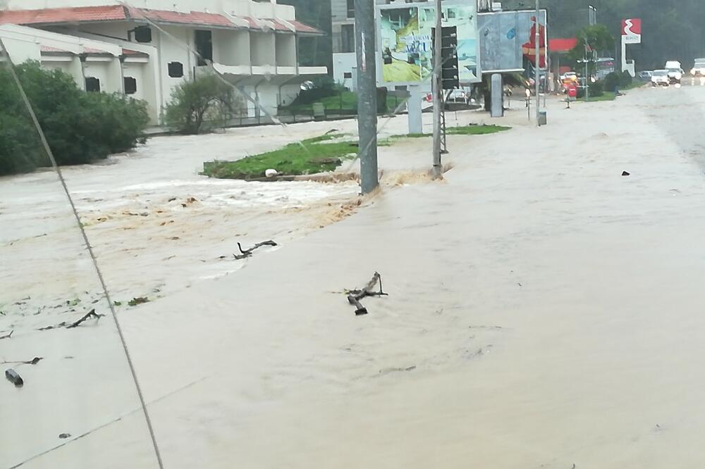 Poplavio magistralni put, Foto: Čitalac "Vijesti"