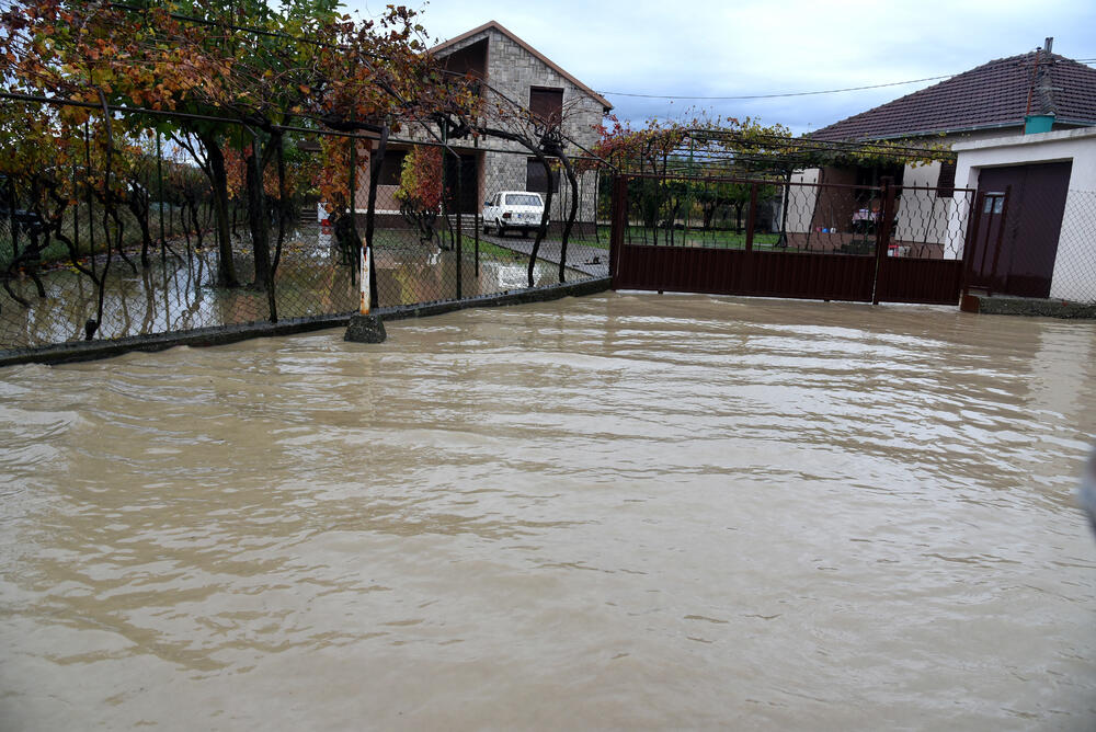 Fotoreporter "Vijesti" Boris Pejović zabilježio je detalje iz Podgorice, koju je danas "okupirala" kiša. Obilne padavine stvorile su probleme mještanima mnogih naselja. Pogledajte galeriju!