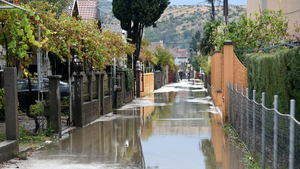 Fotoreporter "Vijesti" Boris Pejović zabilježio je detalje iz Podgorice, koju je danas "okupirala" kiša. Obilne padavine stvorile su probleme mještanima mnogih naselja. Pogledajte galeriju!