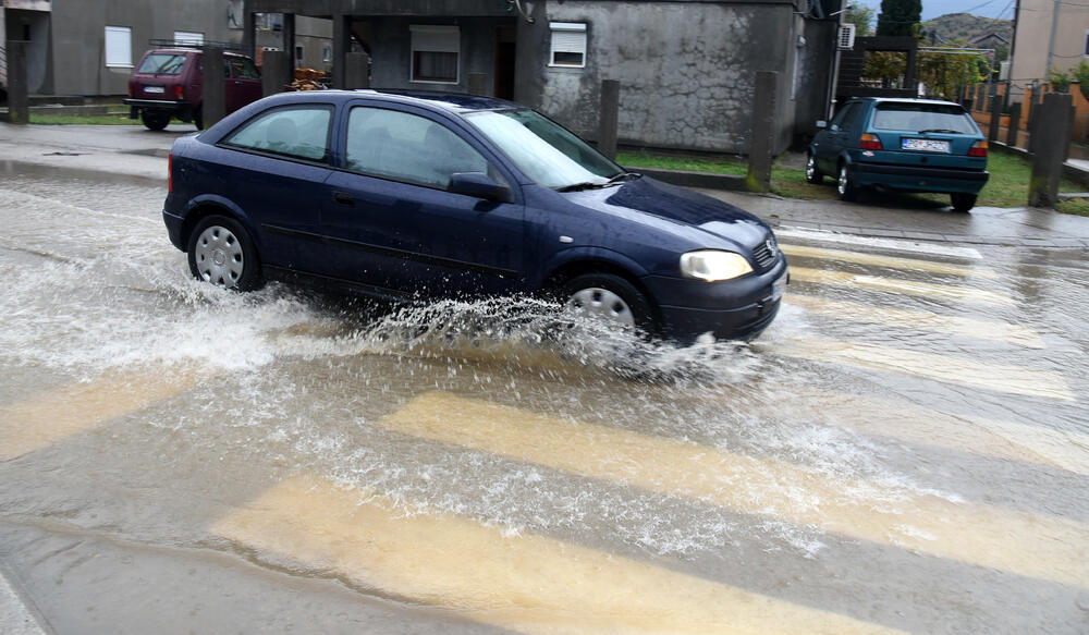 Fotoreporter "Vijesti" Boris Pejović zabilježio je detalje iz Podgorice, koju je danas "okupirala" kiša. Obilne padavine stvorile su probleme mještanima mnogih naselja. Pogledajte galeriju!