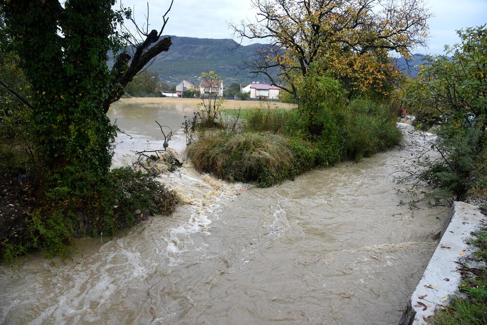 Fotoreporter "Vijesti" Boris Pejović zabilježio je detalje iz Podgorice, koju je danas "okupirala" kiša. Obilne padavine stvorile su probleme mještanima mnogih naselja. Pogledajte galeriju!