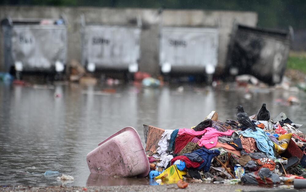 Fotoreporter "Vijesti" Boris Pejović zabilježio je detalje iz Podgorice, koju je danas "okupirala" kiša. Obilne padavine stvorile su probleme mještanima mnogih naselja. Pogledajte galeriju!