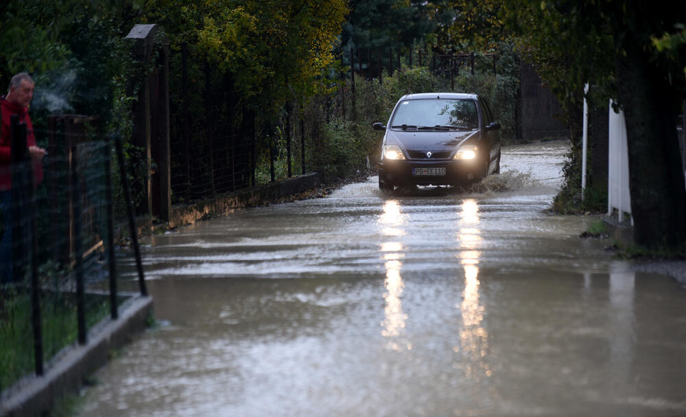 Fotoreporter "Vijesti" Boris Pejović zabilježio je detalje iz Podgorice, koju je danas "okupirala" kiša. Obilne padavine stvorile su probleme mještanima mnogih naselja. Pogledajte galeriju!