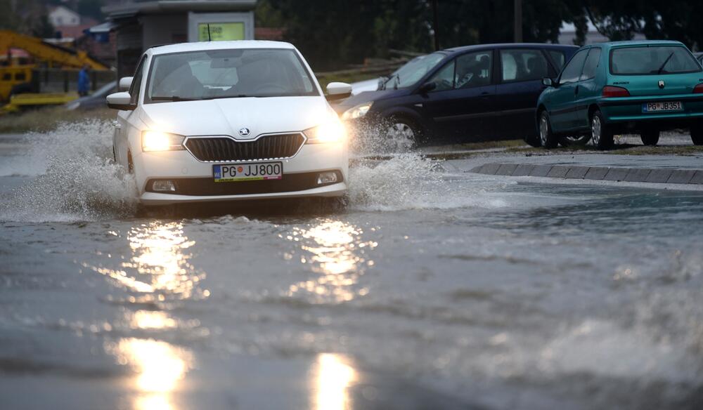 Fotoreporter "Vijesti" Boris Pejović zabilježio je detalje iz Podgorice, koju je danas "okupirala" kiša. Obilne padavine stvorile su probleme mještanima mnogih naselja. Pogledajte galeriju!