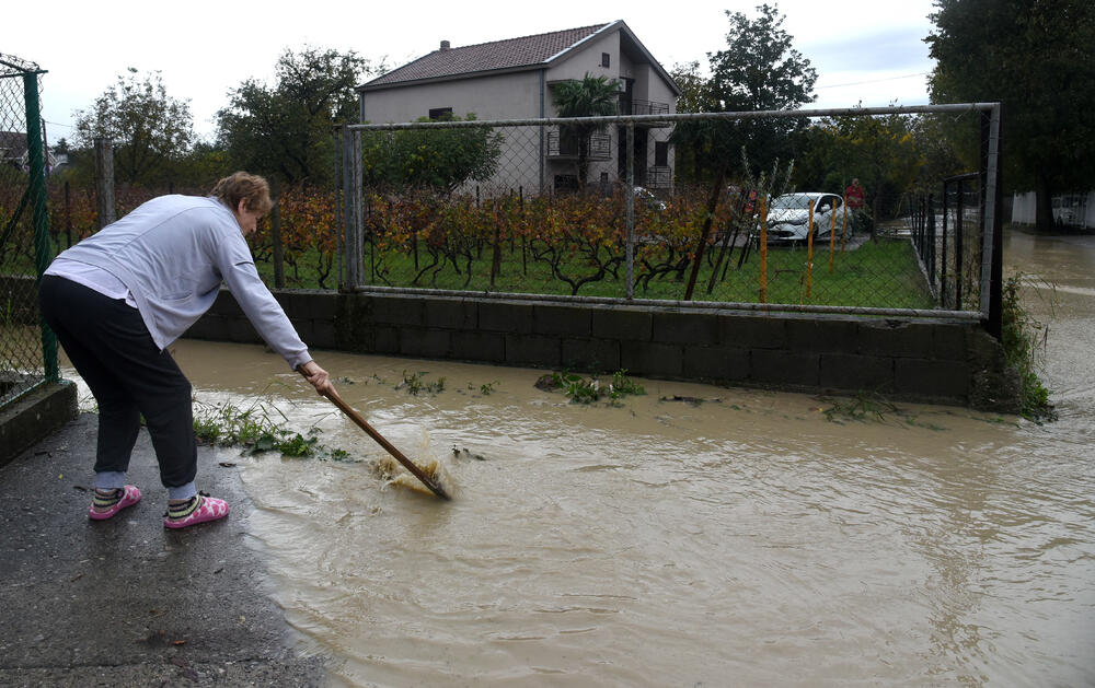 Fotoreporter "Vijesti" Boris Pejović zabilježio je detalje iz Podgorice, koju je danas "okupirala" kiša. Obilne padavine stvorile su probleme mještanima mnogih naselja. Pogledajte galeriju!