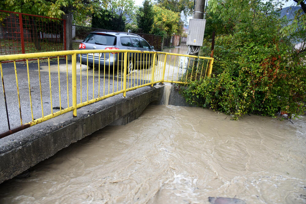Fotoreporter "Vijesti" Boris Pejović zabilježio je detalje iz Podgorice, koju je danas "okupirala" kiša. Obilne padavine stvorile su probleme mještanima mnogih naselja. Pogledajte galeriju!