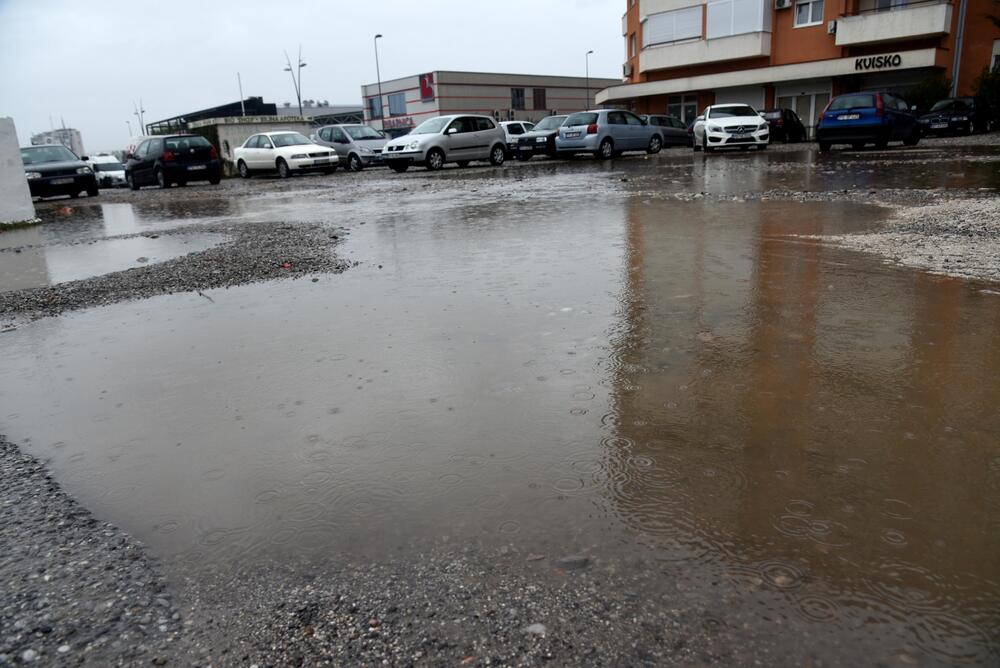 Fotoreporter "Vijesti" Boris Pejović zabilježio je detalje iz Podgorice, koju je danas "okupirala" kiša. Obilne padavine stvorile su probleme mještanima mnogih naselja. Pogledajte galeriju!