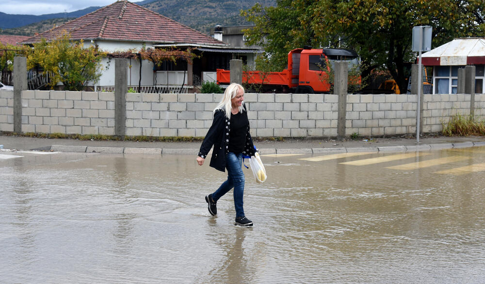 Fotoreporter "Vijesti" Boris Pejović zabilježio je detalje iz Podgorice, koju je danas "okupirala" kiša. Obilne padavine stvorile su probleme mještanima mnogih naselja. Pogledajte galeriju!
