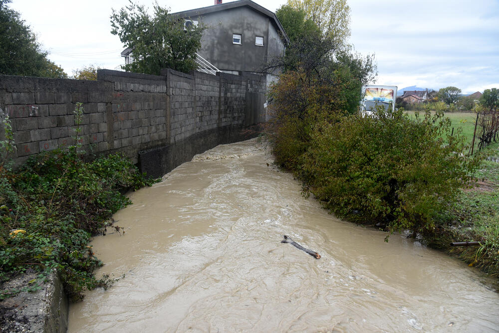 Fotoreporter "Vijesti" Boris Pejović zabilježio je detalje iz Podgorice, koju je danas "okupirala" kiša. Obilne padavine stvorile su probleme mještanima mnogih naselja. Pogledajte galeriju!