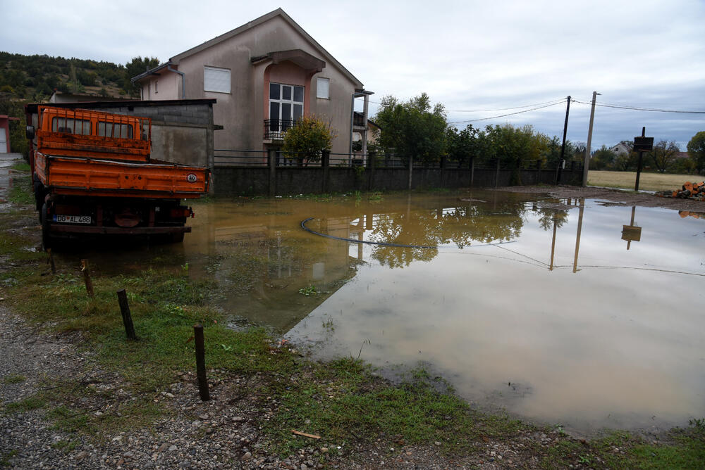 Fotoreporter "Vijesti" Boris Pejović zabilježio je detalje iz Podgorice, koju je danas "okupirala" kiša. Obilne padavine stvorile su probleme mještanima mnogih naselja. Pogledajte galeriju!
